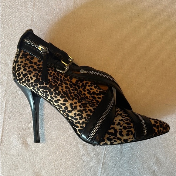 Vince Camuto Brown and Black Heels with Sophisticated Design - Picture 2 of 11